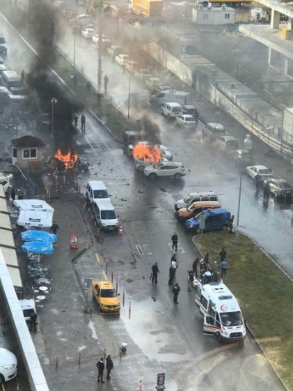 Son Dakika Haberi... İzmir Adliyesi yakınında patlama ( İzmir'de patlama, şehitlerimizin kimlikleri belli oldu )